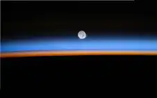 هالة من نور فوق المحيط الهندي..