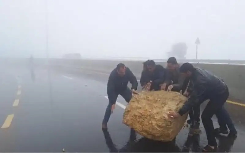 إنهيارات صخرية تغلق وتعيق طرقا في