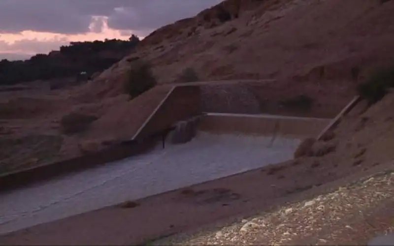 فيضان سد وادي شعيب بعد امتلائه