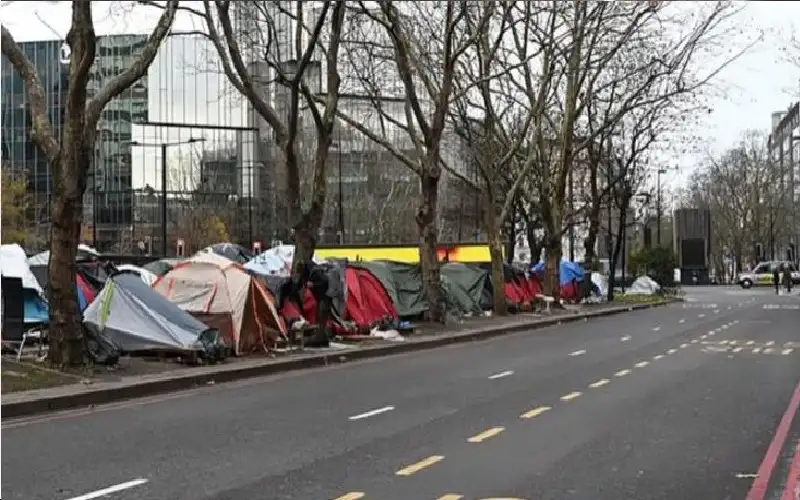 تجربة غريبة.. توزيع 2000 جنيه إسترليني