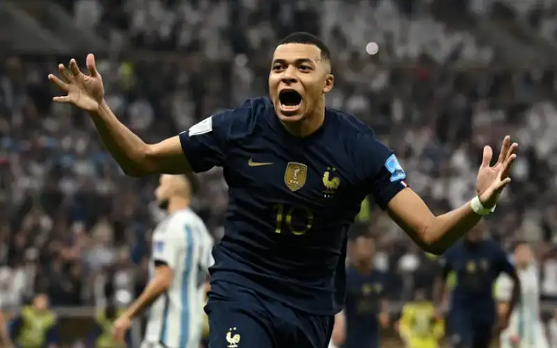 هدية مبابي تضع ضابطا فرنسيا في