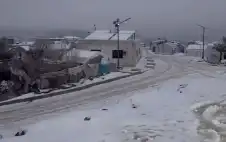 الثلوج تحاصر آلاف العائلات على الحدود