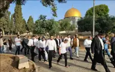 المستوطنون يواصلون تدنيس ساحات الأقصى باقتحاماتهم