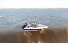 قارب يعلق على حافة شلال شاهق