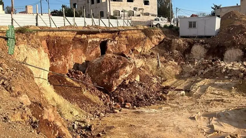 إنهيار حفرية انشائية يغلق طريق الجبل