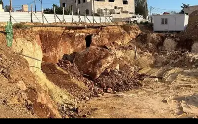 إنهيار حفرية انشائية يغلق طريق الجبل
