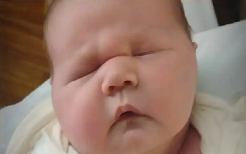 بوزن كرة بولينغ.. أم تضع رضيعا