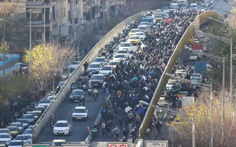 خامنئي يقر بمطالب المتظاهرين (المحقة) ويدعو