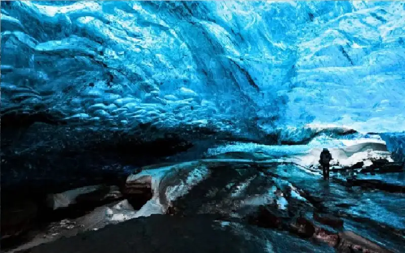 عاش 63 يوما داخل كهف مظلم..