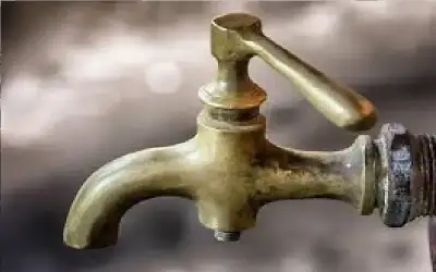 الحكومة تبدأ برفع تعرفتي المياه والصرف