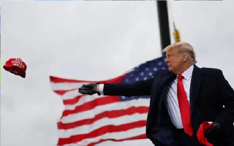 ترامب يهدد بزيادة الرسوم الجمركية على