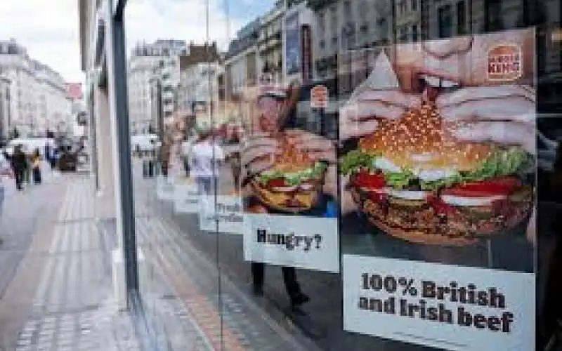 بريطانيا تحظر إعلانات الوجبات السريعة لحماية