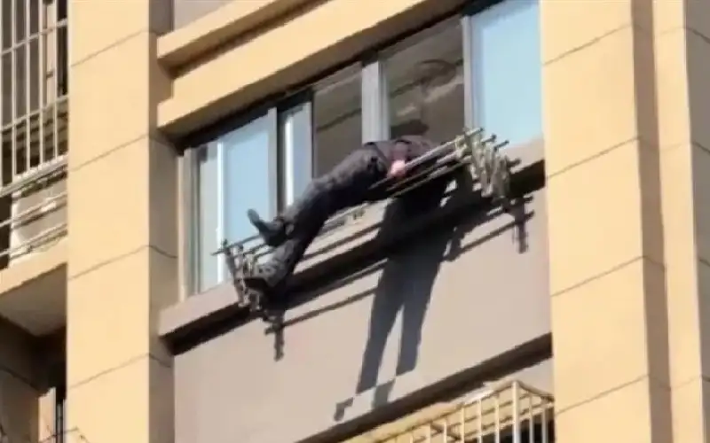 نجا بأعجوبة.. مجفف ملابس ينقذ مسنا