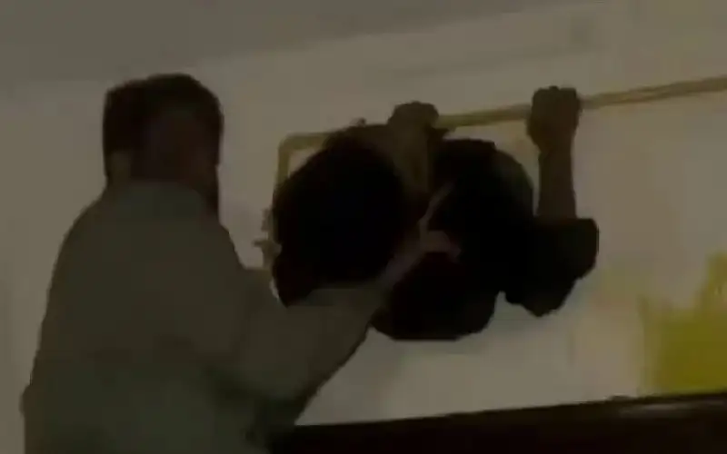 مشهد استثنائي.. شفاط مطبخ يبتلع لصا