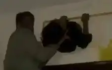 مشهد استثنائي.. شفاط مطبخ يبتلع لصا