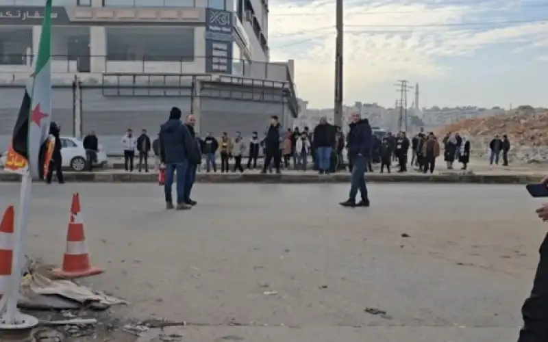 مسؤول سوري: نزوح عشرات الآلاف من