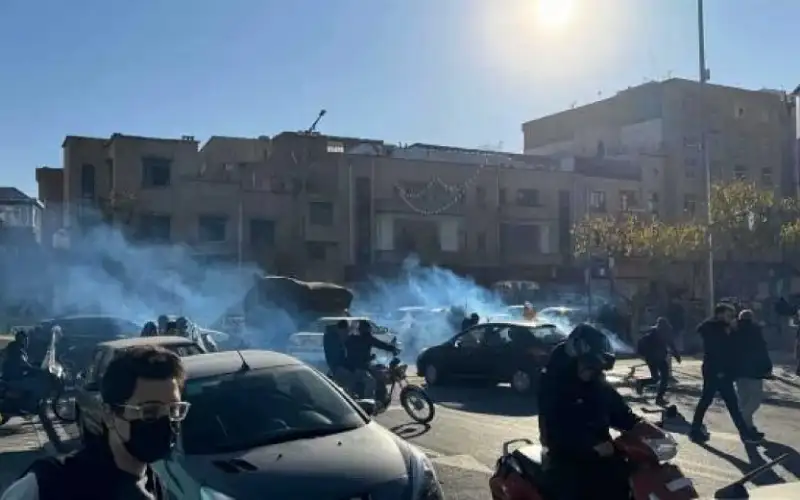 أستراليا تدعو رعاياها إلى مغادرة إيران