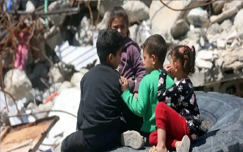 لوموند: 35 ألف طفل وبالغ في