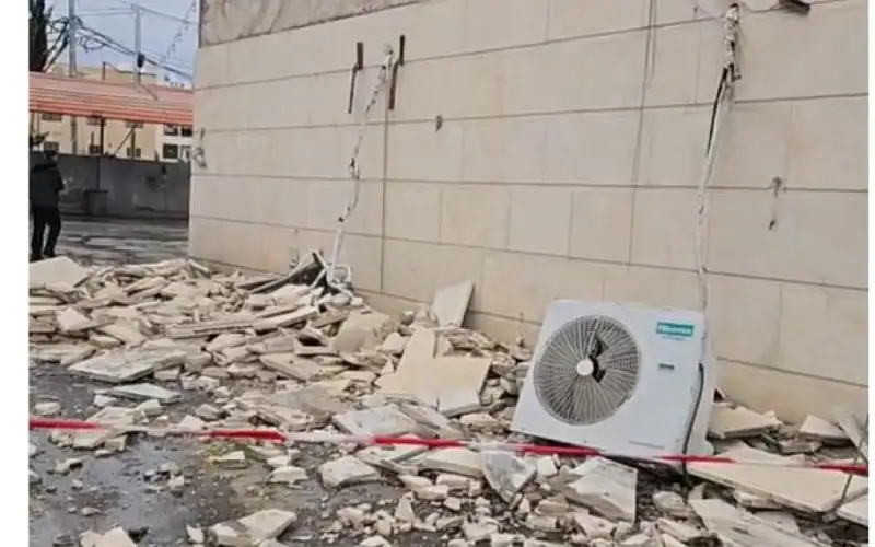 انهيار جزء من واجهة مبنى وجدار