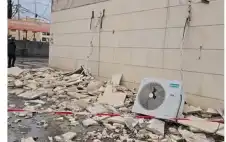 انهيار جزء من واجهة مبنى وجدار