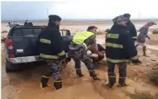 السيول تحاصر عائلة في strongالطفيلةstrong والأمن