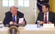 تفضلوا وعلى الهواء مباشرة.. ترامب يقرأ