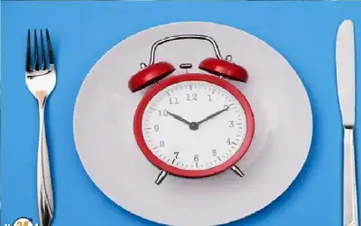 رجل تغلبه دموعه