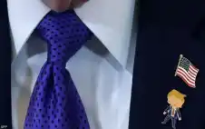 دبوس ترامب يخطف الأضواء .. ويثير