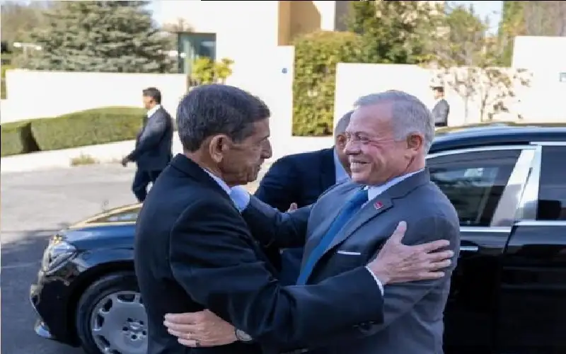 الملك يزور رئيس الديوان الملكي الأسبق