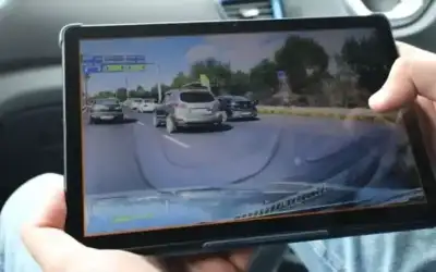 المعلم .. المجتمع يصفعه والحكومة تضربه