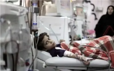 وحين أراني في الكلام نصـان لـلأديب