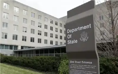 وحين أراني في الكلام نصـان لـلأديب