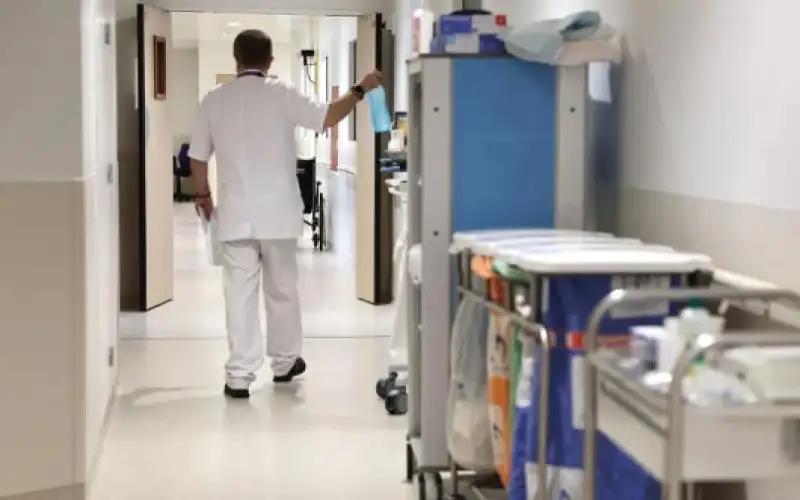 تبديل طفلتين عن طريق الخطأ داخل