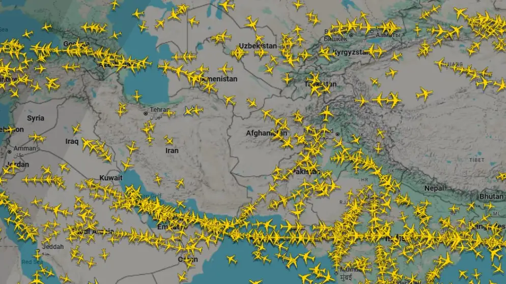 إيران تعيد فتح مجالها الجوي بعد