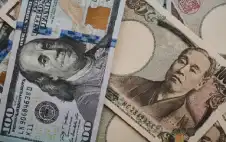 الين يستقر قرب أدنى مستوياته في