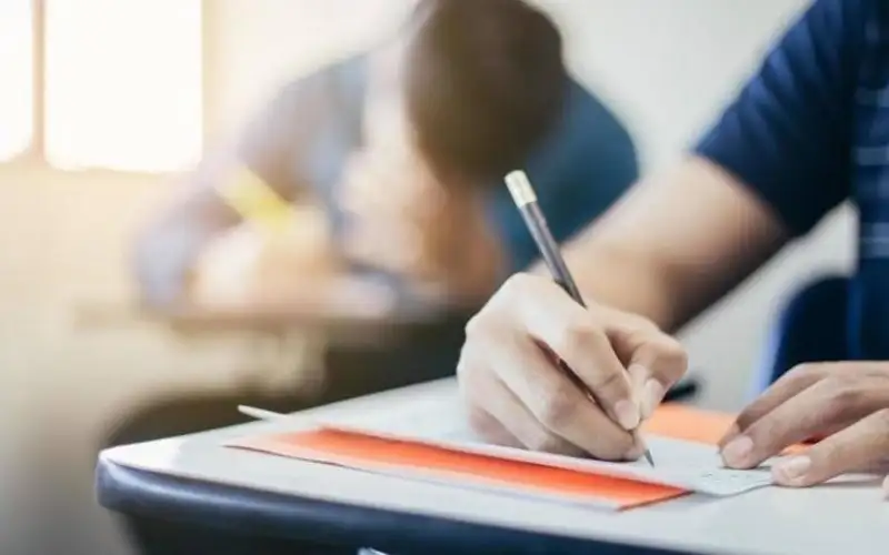 طلبة التوجيهي يختتمون امتحاناتهم السبت وإعلان