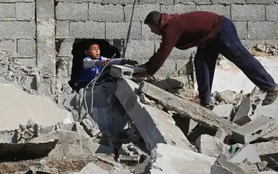 بالفيديو: فيل غاضب يهاجم سياحا جالسين