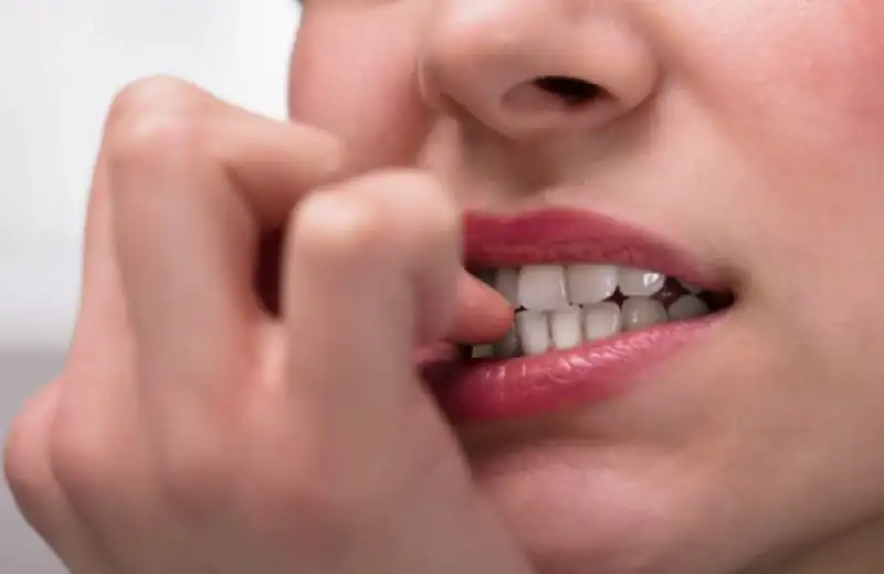 قضم الأظافر من منظور نفسي: عادة