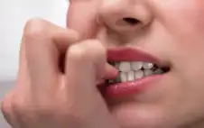 قضم الأظافر من منظور نفسي: عادة