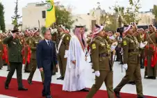 حسان يسstrongتقبلstrong آل ثاني في رئاسة