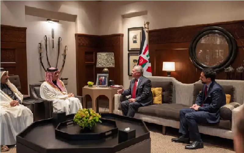 الملك يستقبل رئيس الوزراء القطري ويتناولان