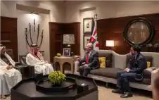 الملك يسstrongتقبلstrong رئيس الوزراء القطري ويتناولان