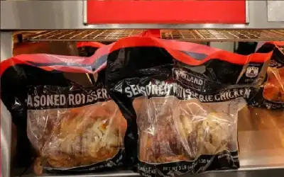 ثلاثية ميسي تقود برشلونة للقبه 25