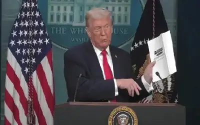 ترامب يطيح بكتاب إنجازاته أرضا.. ماذا