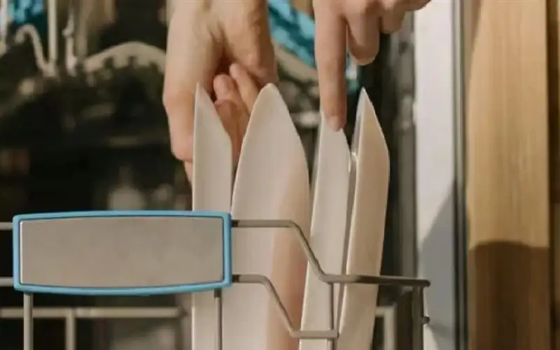 زوج يحطم منزله بعد شراء زوجته