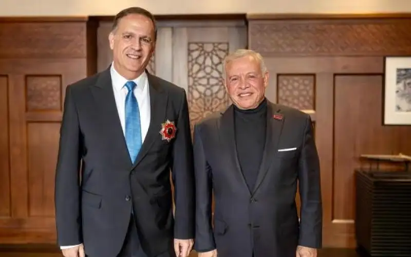 الملك ينعم على الدكتور فراج بوسام