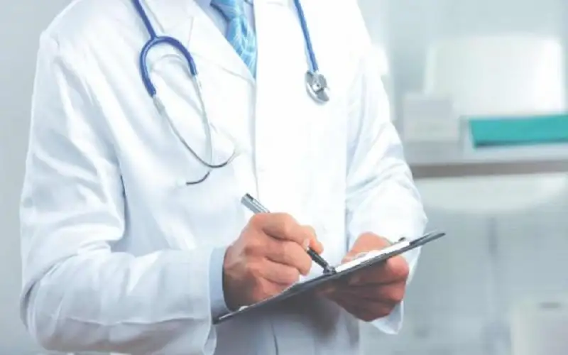 الصحة تدعو مئات الأطباء لتقديم امتحانات