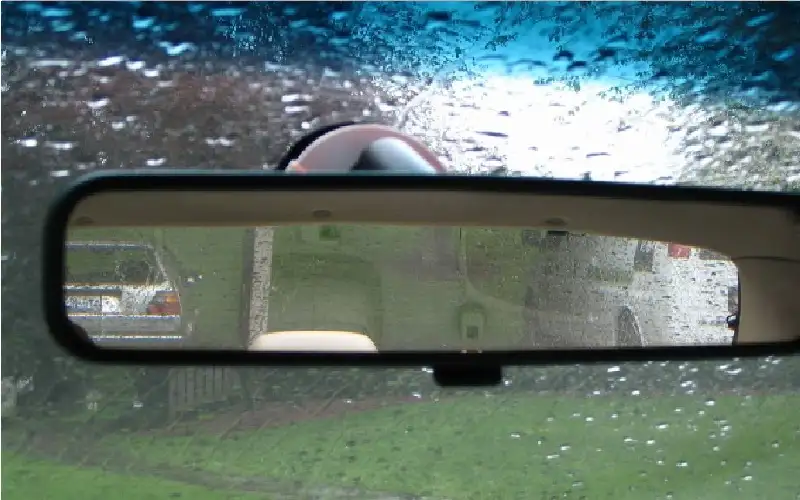 الزر السري في مرآة السيارة الخلفية..
