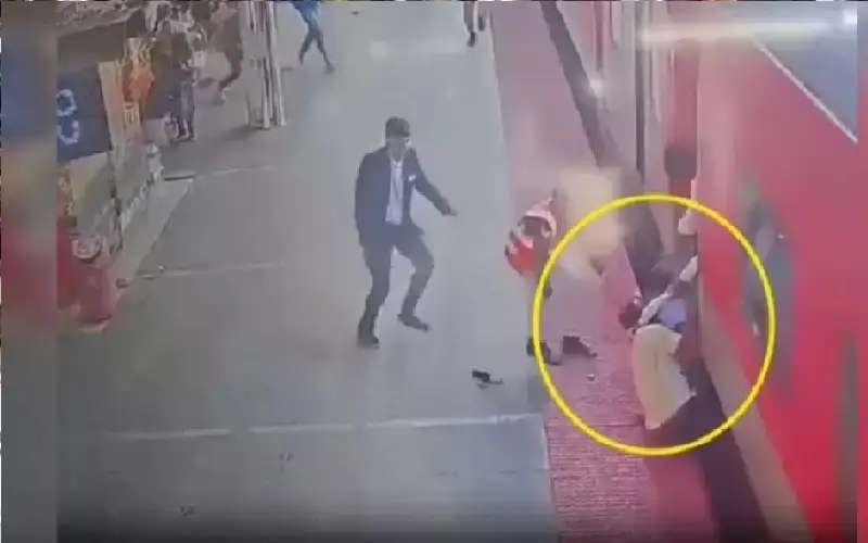 فيديو: أب وطفله يعلقان في فجوة