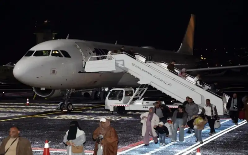 مطار عمان يستقبل أول طائرة بعد